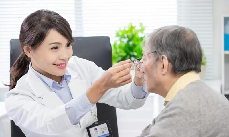 剛進(jìn)入40歲，你能接受戴老花鏡嗎？ 