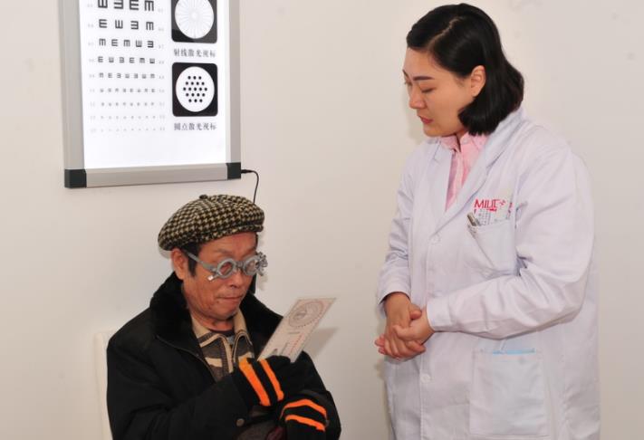 老花鏡多年不換危害大，佩戴前要做專業(yè)檢查