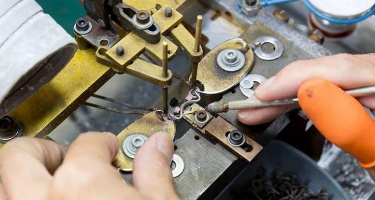 　漸進(jìn)多焦鏡，三個(gè)光區(qū)完美結(jié)合，一鏡解決看遠(yuǎn)看近