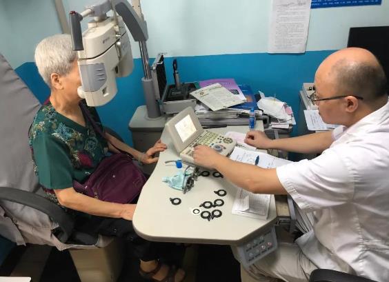 老年人視力較弱，戴老花鏡有哪些注意事項(xiàng)？