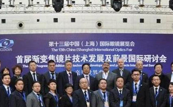 老花鏡技術(shù)革命，漸進(jìn)多焦鏡才是最佳解決方案